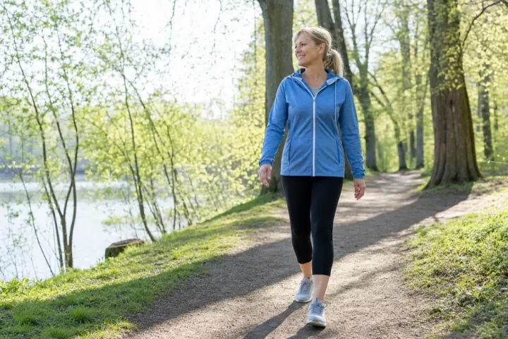 Persona activa caminando al aire libre con sensación de ligereza